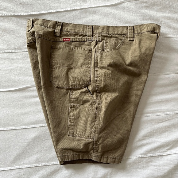 NWOT Wrangler Carpenter Shorts Mens 42 Tan - Picture 4 of 6